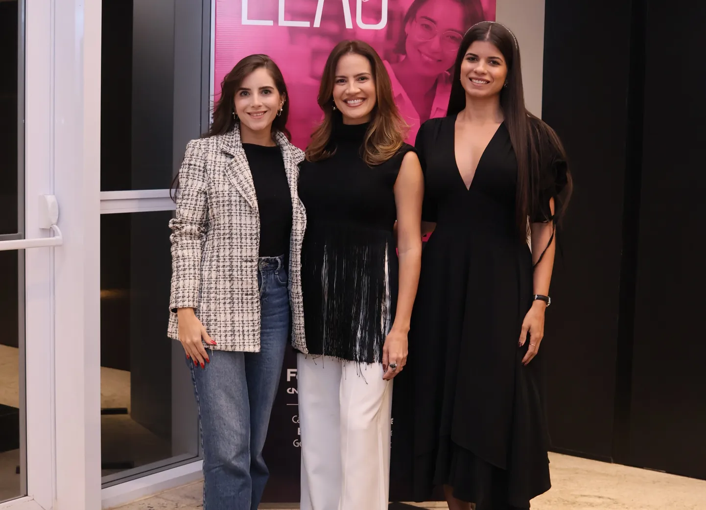 Lorena Macedo ao lado de outras mulheres em um evento